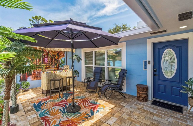 Tiki Time! Tropical Escape, Quiet, Minutes from Airport, Downtown & Beaches!