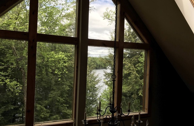 Wir begrüßen Sie, um die Schönheit und den Reiz der Adirondacks am Long Lake zu teilen