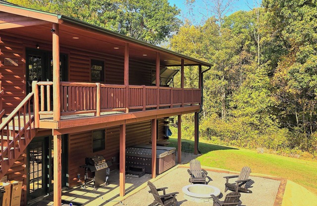 Timber Ridge Lodge w/ hot tub & POOL!