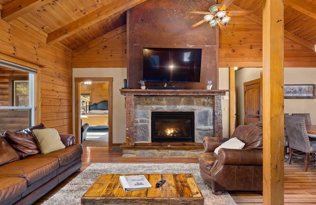 Timber Ridge Luxury Log Cabin, Hot Tub, Fireplace, Sleeps 14