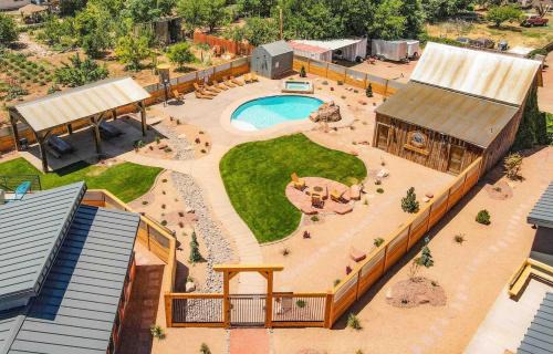 Timber & Tin F 2Bed 2Bath w Pool & Rooftop Deck