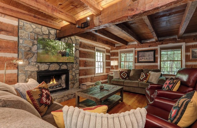 Timber Wolf Lodge - Relax in rustic luxury in Big Canoe!