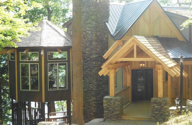 Timberframe Spa Lodge im Wald am Skaneateles See, NY