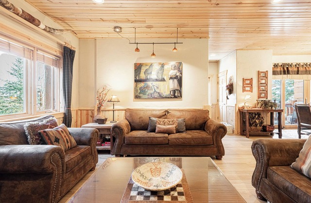Timberwolf Lodge 2B/2.5B with HOTTUB, Steps to Free Bus, Condo Sleeps 8 near Canyons Park City
