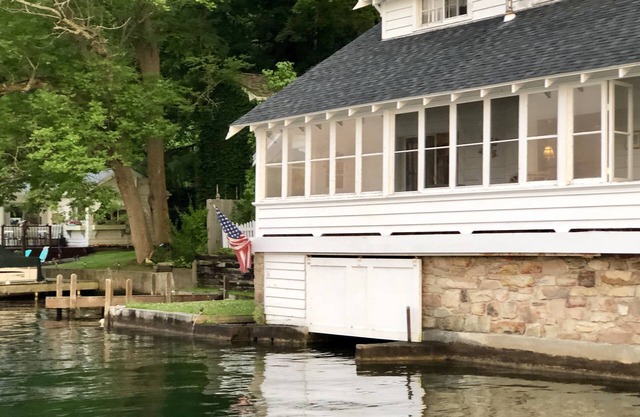 Zeitloses 4 Schlafzimmer Haus am See mit herrlicher Aussicht