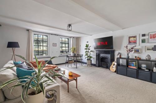 Timeless 400-Year-Old Historic Flat