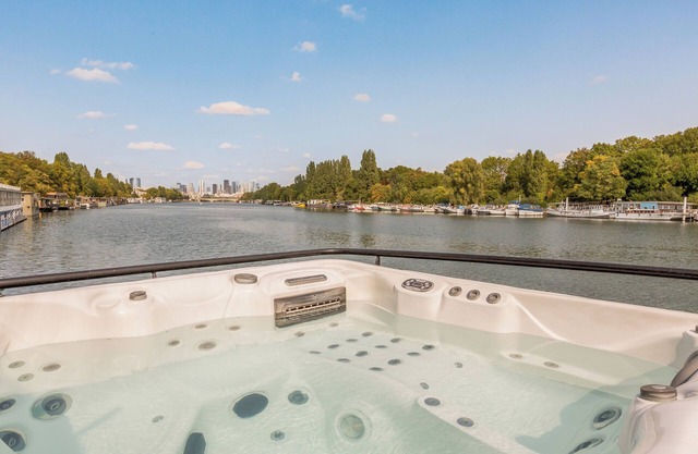 Timeless barge in Paris sauna-hammam jacuzzi