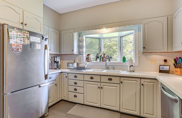 Timeless Jeffersonville Home w/ Private Hot Tub