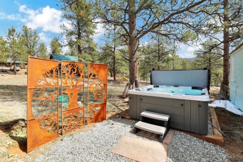 Timeless Pineview Cottage Hot Tub & Pet Friendly