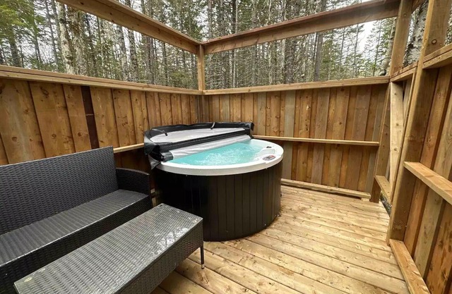 Tiny 5 (Private hot tub)