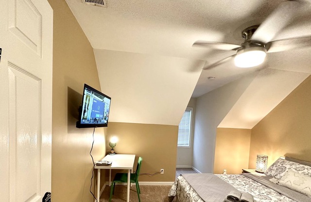 Tiny Bedroom close to Sugar Hill