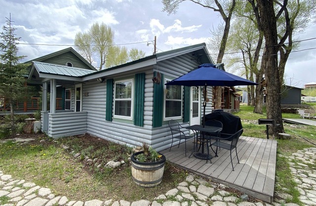 Cozy Wyoming Cabin Hideaway - Relax and Unwind