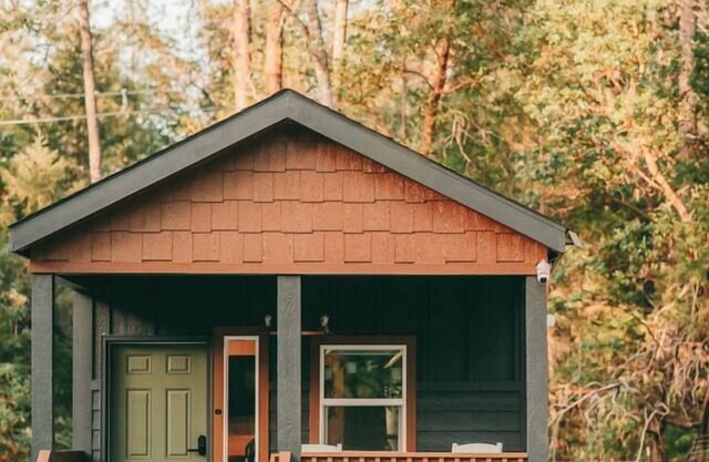 Tiny Cabin Retreat w/Hot Tub & Alpacas Rescue