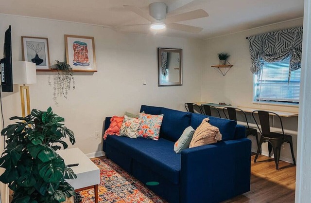 Tiny Cottage w/ private courtyard steps from Historic Downtown Sanford