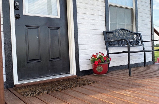 Tiny Farm home on 225 acres. 28 miles from Durant Casino & resort. Pet friendly!