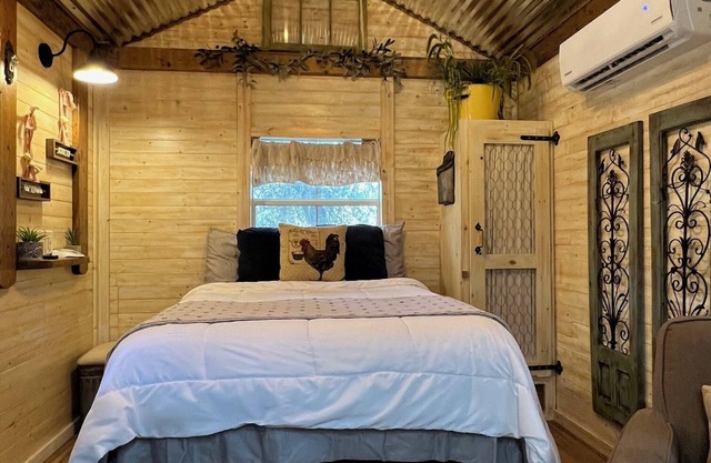 Tiny Farmhouse Pickleball Court and Pet Friendly!