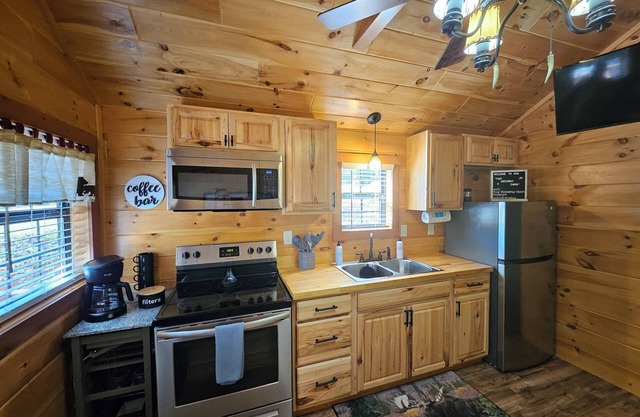 Tiny Hideaway Cabin mins. from Downtown Bryson City and Deep Creek National Park