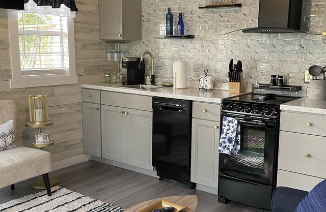 Tiny Hideaway Cottage - cozy, private and pet friendly