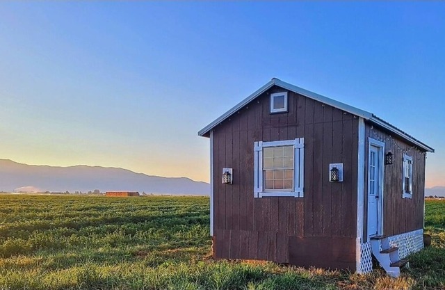 Tiny Home, Big Sky Views - Rustic chic two-level tiny cottage near airport