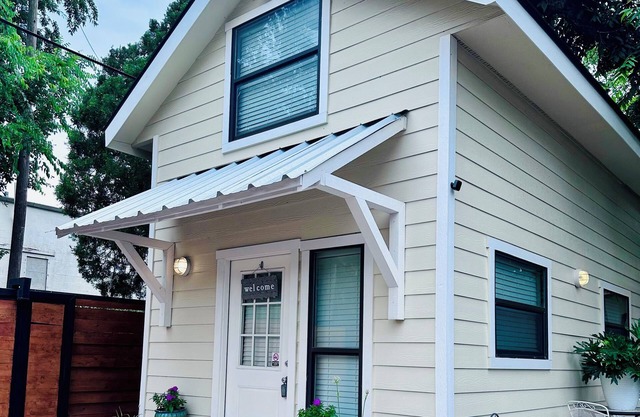 Tiny home in vibrant downtown San Antonio only minutes away from many sites.