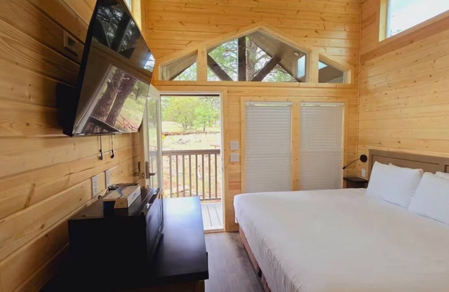 Luxurious Tiny Home King Room #8B