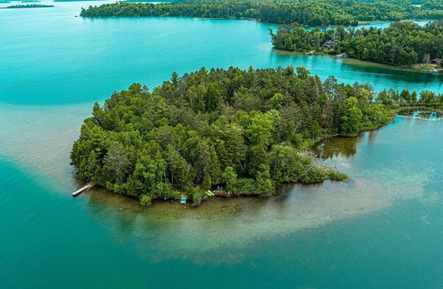 Tiny-home on the beautiful waters of Deer Lake!