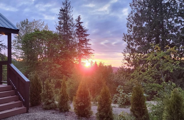 Charming 1-bedroom plus loft Tiny Home in beautiful Port Angeles with WiFi, AC