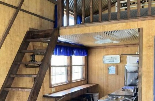 Tiny House #1 – One bedroom cabin near wineries, caves, hiking & floating!