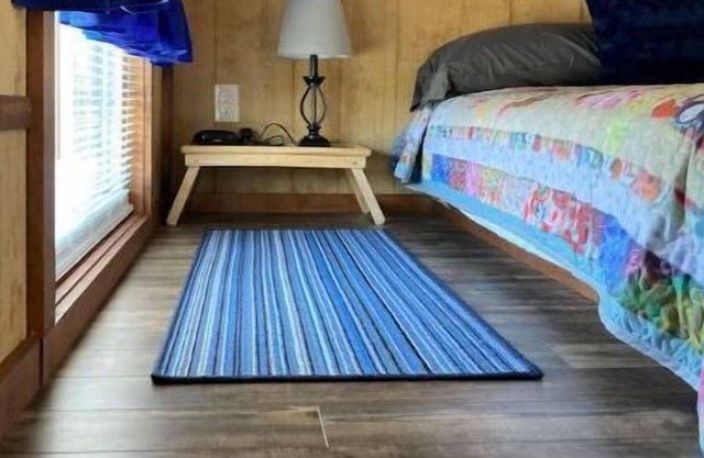 Tiny House #9 – One bedroom cabin near wineries, caves, hiking & floating!