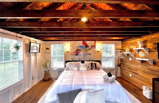 Tiny House Hideaway with King sized Bed