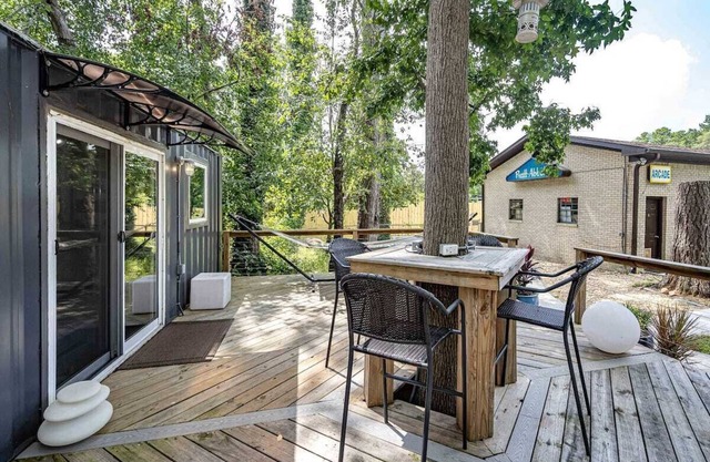 Tiny House & Huge Arcade just 5 miles To Six Flags Over Georgia