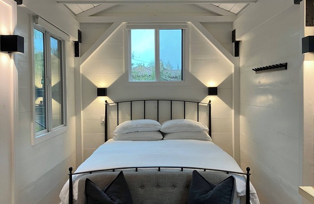 Charming Tiny House in Malibu Mountains Vineyard area