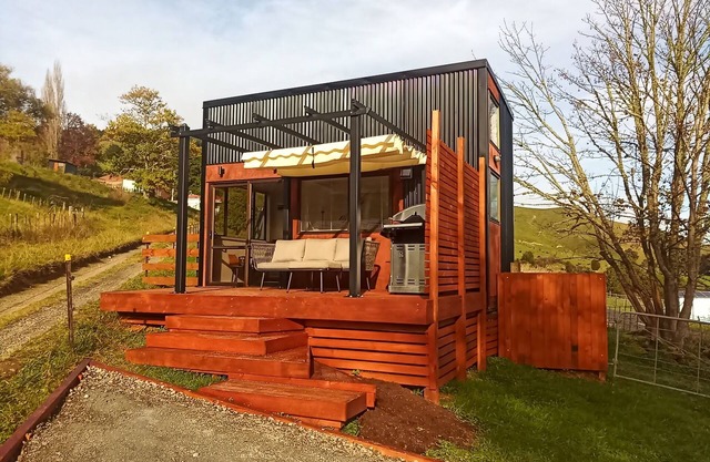 Tiny House In the Hills - 6 min from Town - Wi-Fi - Rural