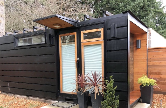 Modernes Wohnungsversandverpackungs-Studio