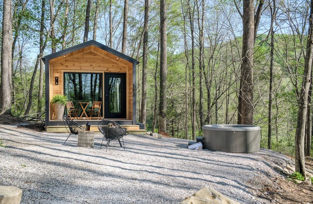 Tiny House Retreat with Hot Tub & Near Waterfalls
