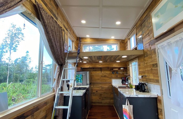 Tiny House Tropical Rainforest Retreat w/ AC