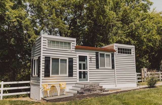 Tiny house w/Pool on water near Beaches/turf