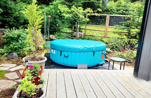 Tiny House with HOT TUB! Perfect for a getaway! Near golf, fishing & hiking!