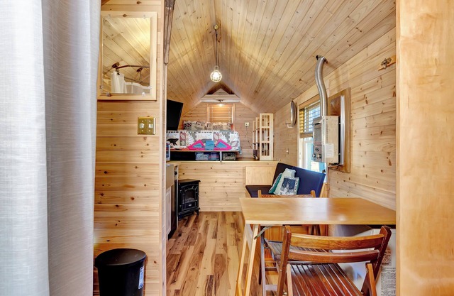 Tiny House with fire place. 5 min from Stratton Mt. 3 min WALK from Pikes Falls!