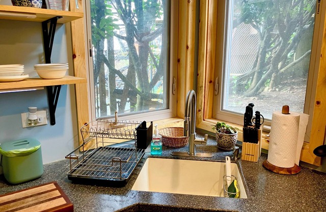 Tiny Mansion - Seattle! Make this Cozy, Custom Cottage your Seattle Summer Home!