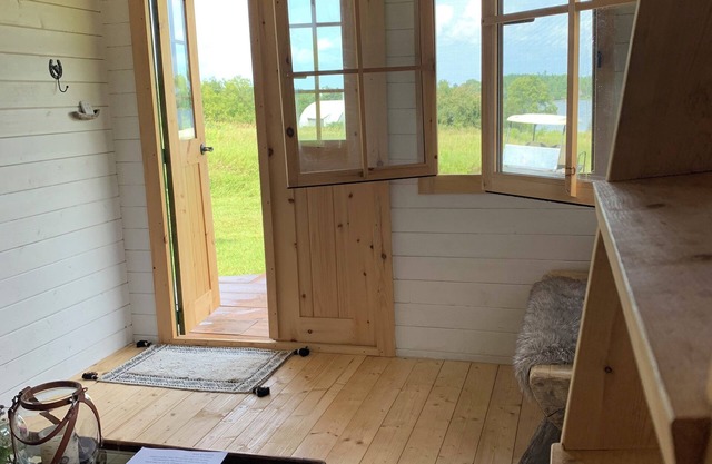Tiny Oaks Cabin Cozy and private with sleeping loft, walking distance to lake!