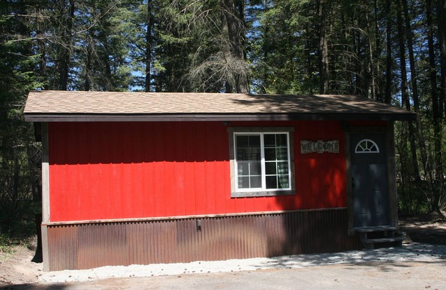 Kleines rotes Bauernhaus in zentraler Lage im Flathead Valley