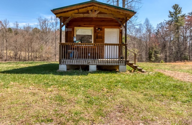 Kleine rustikale Hütte in den Hügeln rund um den South Holston Lake Damm