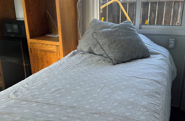 Tiny space living Cozy studio in lovely Fresno with AC, WiFi