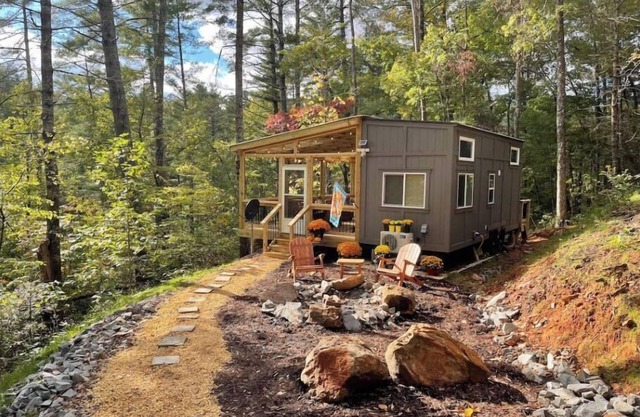 Tinyhome above waterfall, lake access
