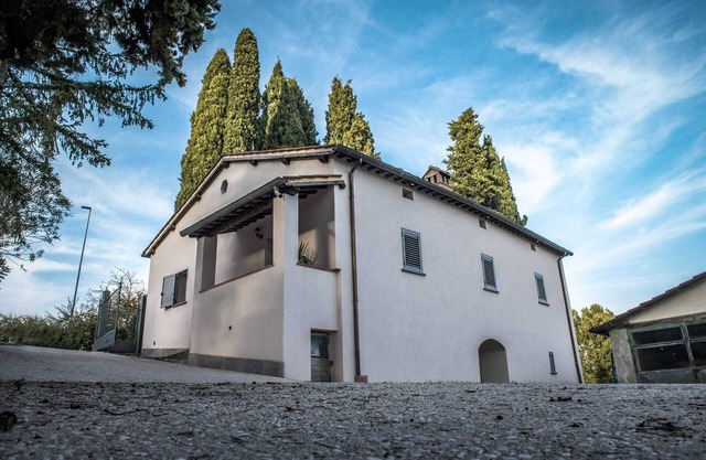 Tipico casale di campagna con resede e parcheggio auto. Si accettano animali