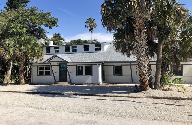 TipSea Turtle Retreat, island cottage with pool in the heart of Melbourne Beach!