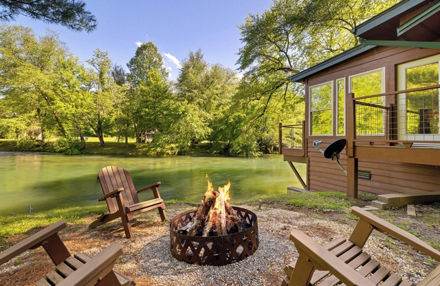 Toccoa Riverside Cabin: Pet-Friendly, Hot Tub, Firepit & Prime Fishing Retreat