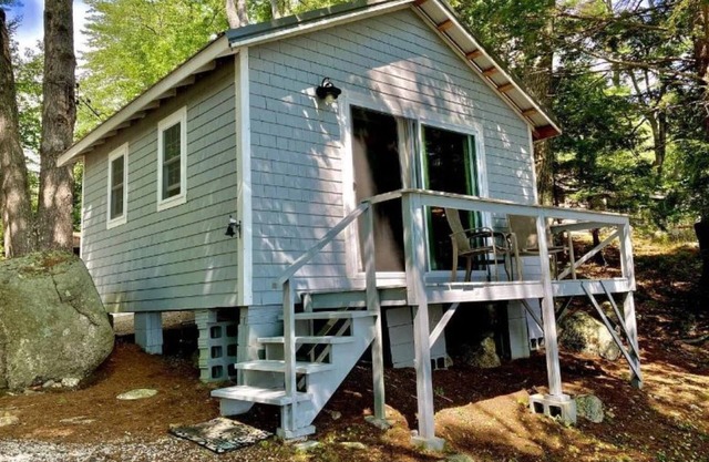 Toddy Pond Sunset Cabin-Stunning views, water fun, close to coastal towns, parks