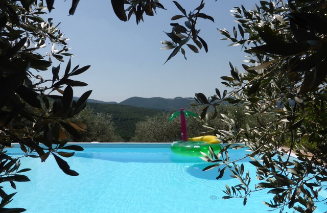 Ferienhaus in Hanglage mit Pool, herrlicher Blick ins Tibertal.